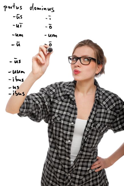 Junge Frau schreibt lateinische Grammatik an die Wand